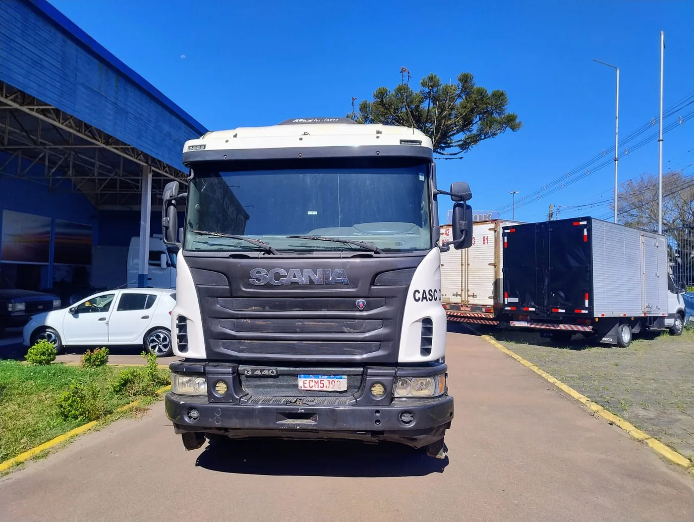 Caminhões no pátio da J.B Caminhões, na Av. Souza Naves